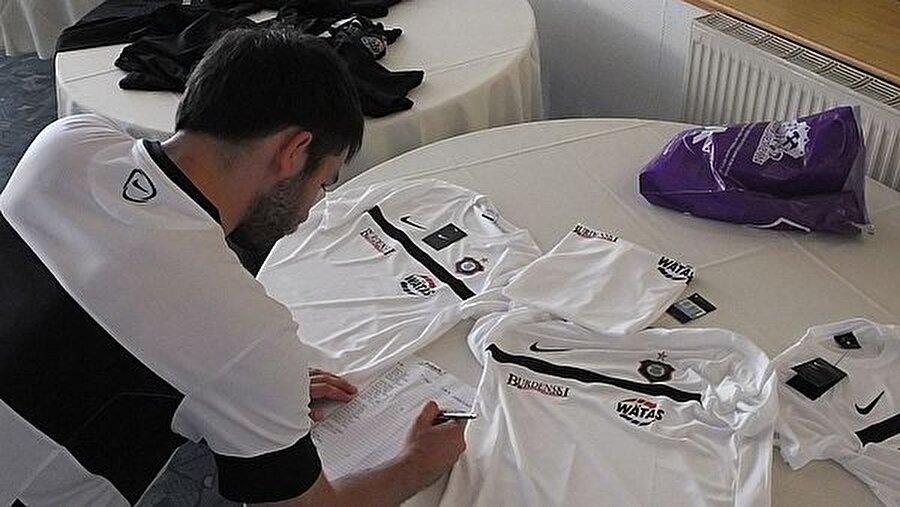 Ancak yeterince yetenekli olmadığı için A takımla maçlara çıkmıyor.

                                    
                                    
                                    
                                    
                                    
                                
                                
                                
                                
                                