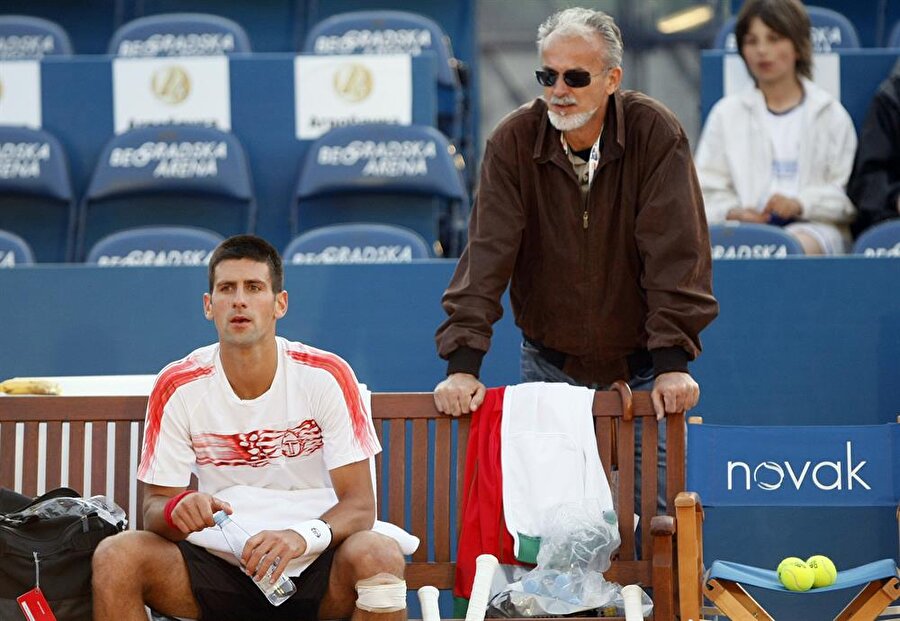 Babasının uzaktan arkadaşı olan Dr. Igor Cetojevic, kanal değiştirirken denk geldiği maçta Novak Djokovic’in rahatsızlığını hemen fark etti. Hem de sadece nefes alisverişi sırasındaki göğüs hareketlerine ve yorgun vücudunun reaksiyon hızına bakarak.

                                    
                                    Cetojevic’in birlikte çalıştığı isimler arasında bir de Kıbrıs Türkü var. İsmail Ziya, 2004 yılında iki kez İstanbul’da hocasıyla seminer düzenlemiş. Ziya’ya göre Cetojevic çok karizmatik ve etkileyici biri. Kullandıkları metodun kuantum fiziğini baz aldığını belirten Ziya “Stresi yok etmek amacıyla bir nevi kas tedavisi uygulanıyor. Djokovic’in performansı eskiden yüzde 80’se, şimdi yüzde 100’e yaklaşmıştır,” diyor.
                                
                                