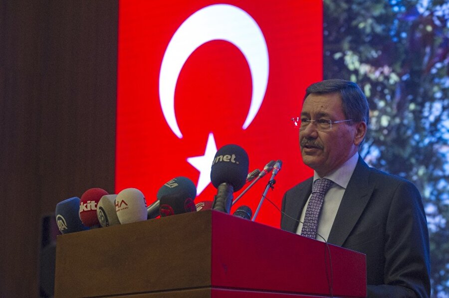 Melih Gökçek istifa etti!
Ankara Büyükşehir Belediye Başkanı İbrahim Melih Gökçek başkanlık görevinden "Liderimiz Recep Tayyip Erdoğan'ın emrine uyarak görevi bırakıyorum" diyerek istifa etti.