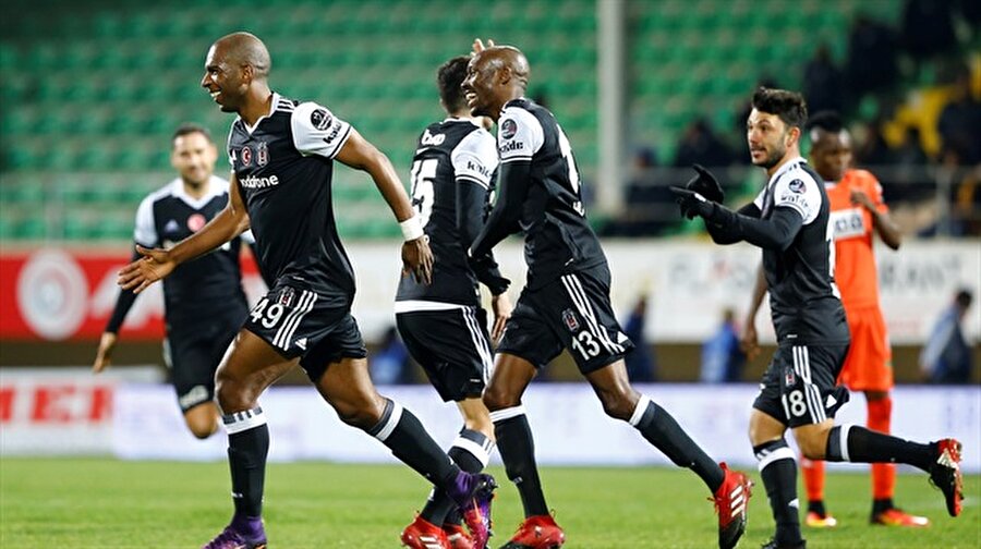 Ligde çıkış arayan Beşiktaş Alanya deplasmanında
Spor Toto Süper Lig'in 10.haftasında ligde çıkış arayan Beşiktaş, Aytemiz Alanyaspor ile deplasmanda karşı karşıya gelecek. Ligde 15 puanla 7. sırada yer alan Beşiktaş, son 4 maçta 2 beraberlik ve 2 mağlubiyet alarak taraftarlarını üzmüştü. Bu maçtan 3 puanla ayrılmak isteyen siyah-beyazlı takım yeniden zirve yarışına olmak istiyor. Ligde 11 puanla 11.sırada yer alan Aytemiz Alanyaspor ise ligde oynadığı son 2 maçta galibiyet alamadı.