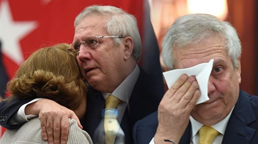 Aziz Yıldırım gözyaşlarını tutamadı
Fenerbahçe Başkanı Aziz Yıldırım, Yüksek Divan Kurulu toplantısında duygusal anlar yaşadı. Aziz Yıldırım'ın gözyaşlarına hakim olamadığı o anlar böyle kaydedildi.