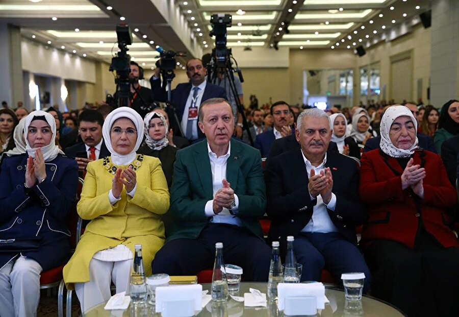 Cumhurbaşkanı ve Başbakan Konya'da
Cumhurbaşkanı Recep Tayyip Erdoğan ile Başbakan Binali Yıldırım, Konya Mevlana Meydanı'nda toplu açılış töreni ile AK Parti İl Başkanlığı Genişletilmiş İl Danışma Meclisi Toplantısına katılacak.