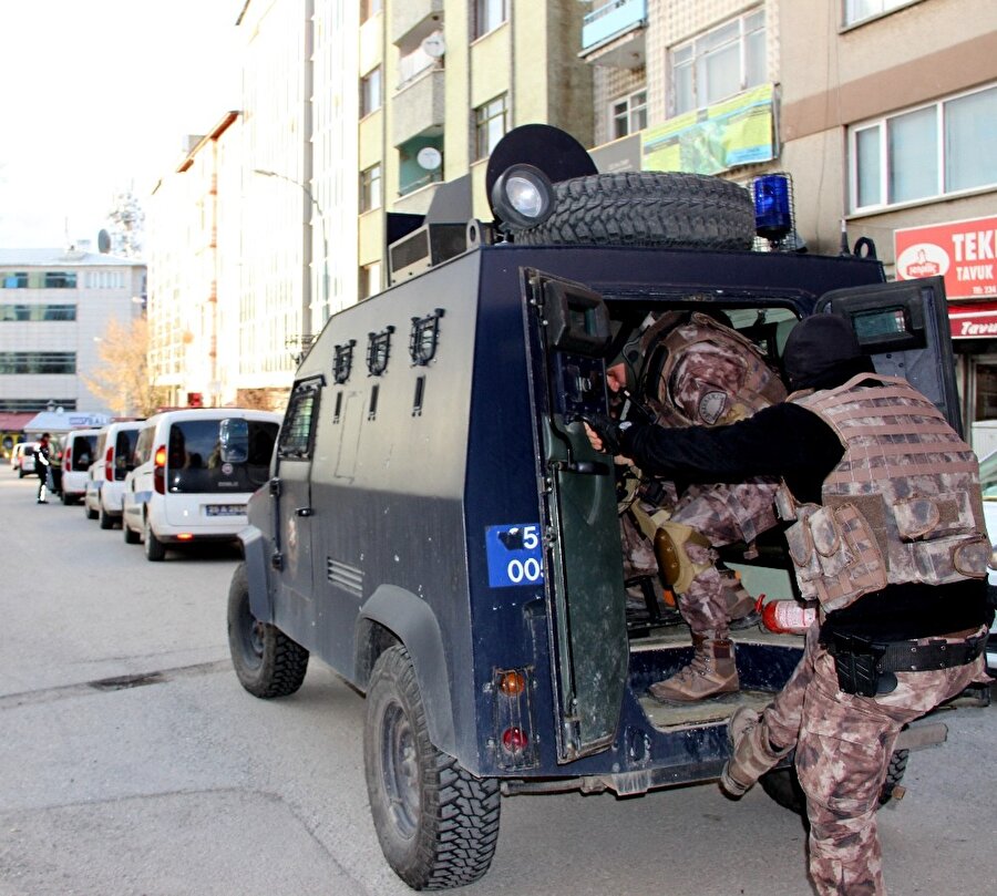 DEAŞ’a büyük darbe

                                    
                                    Terör örgütleriyle etkin ve kararlı mücadelesini sürdüren güvenlik güçleri, 29 Ekim Cumhuriyet Bayramı öncesi düzenlediği operasyonlarla terör örgütü DEAŞ'a büyük darbe vurdu. Ankara, İstanbul ve İzmir başta olmak üzere 8 ilde dün ve bugün yürütülen operasyonlarda, aralarında yabancı uyruklu örgüt üyeleri ve terör örgütünün üst düzey sorumlularının da bulunduğu 143 şüpheli yakalandı, çok sayıda tabanca, av tüfeği, mühimmat, örgütsel döküman ele geçirildi, dijital verilere el konuldu. 
  
İstanbul'da polis, Arnavutköy ve Esenyurt'ta terör örgütü DEAŞ üyelerinin kaldığı iki "hücre evi"ni çökertti.
                                
                                
