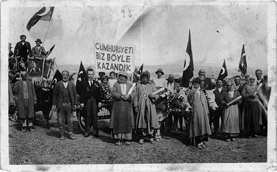 Artık bir sembol haline gelmiş olan bu fotoğraf, Uşak'da çekilmiştir.

                                    
                                    
                                
                                