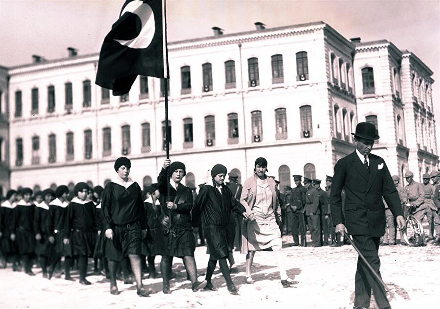 Tarih: 29 Ekim 1929, Cumhuriyetin kuruluşunun 6. yılında ilkokul öğrencileri Beyazıt Meydanında.

                                    
                                
