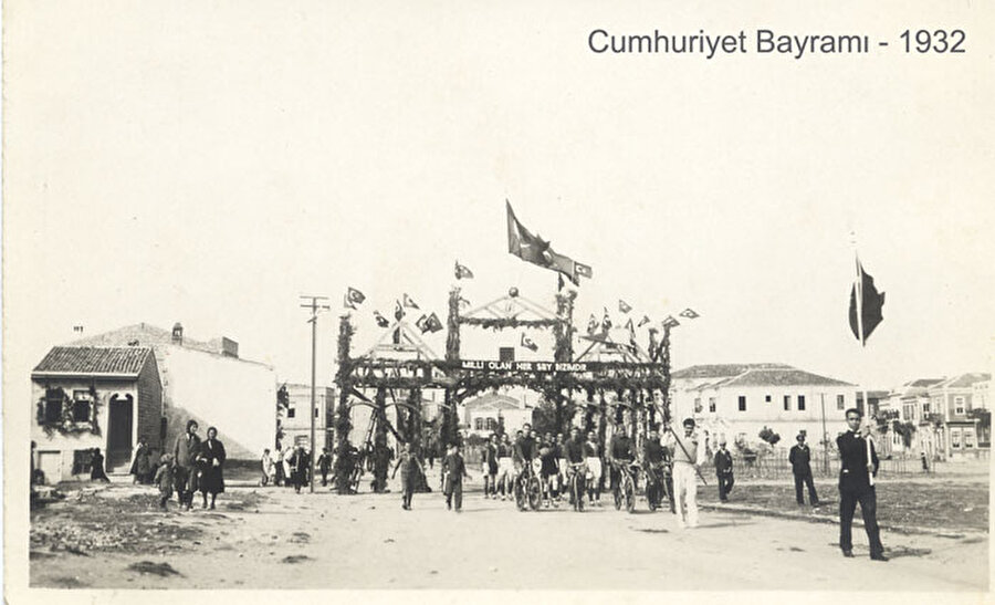 1932 yılına ait bir Cumhuriyet Bayramı kutlaması... Bayrağı tek başına taşıyarak geçen çocuk, ilk bakışta dikkate çarpıyor.

                                    
                                