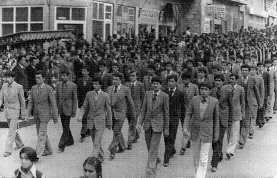 Yıl 1976... Lise öğrencileri, Cumhuriyet Bayramını kutluyor. Fotoğraf, bir geçit töreninden.