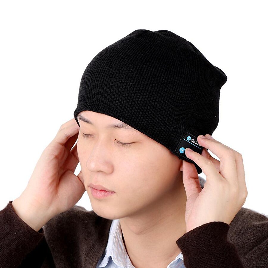 IHAT Bluetooth kulaklıklı akıllı bere
Kış günlerinin vazgeçilmez aksesuarı olan bereler ile Bluetooth destekli kulaklık teknolojisinin bir araya gelmiş hali olan IHAT Akıllı Bere, klasik örneklerinden farklı olacak şekilde iki adet gizli kulaklık ve mikrofonuyla çalışıyor. 