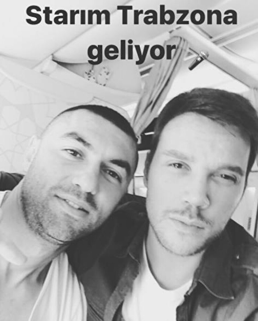"Delikanlı adam mutluluğunu gizler" bakışı
Uçakta karşılaştığı Galatasaray'ın oyuncusu Burak Yılmaz ile çekildiği fotoğrafı sosyal medyadan paylaşan Akçıl bu durumdan oldukça memnun olduğunu söylese de, bakışlarında yine bir hüzün var. 