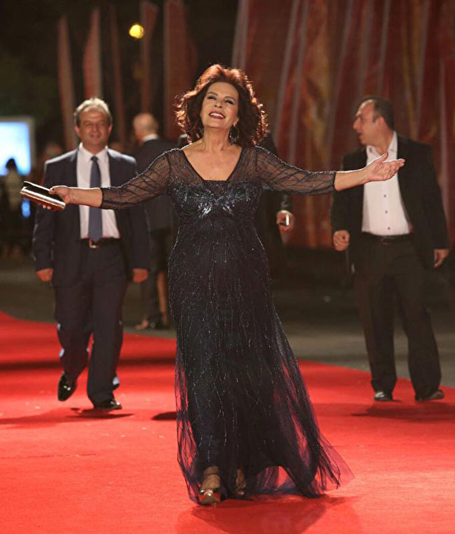 Aynı zamanda Antalya Film Festivalinde En İyi Kadın Oyuncu Ödülünü en çok kazanan isim de kendisidir.

                                    
                                    
                                    
                                
                                
                                