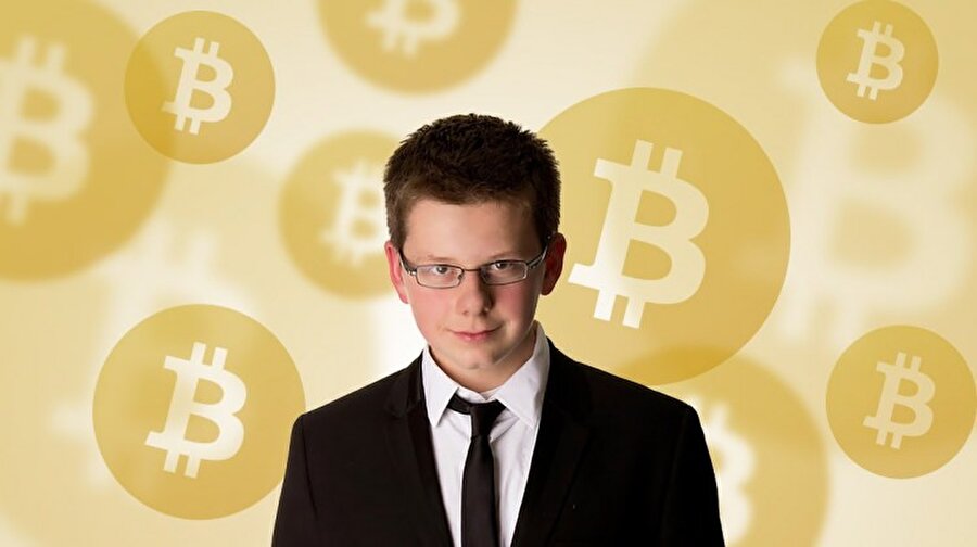Sıkıcı diye okulu bıraktı, 18 yaşında milyoner oldu

                                    
                                    
                                    12 yaşında Bitcoini keşfeden Erik Finman isimli çocuk, elinde olan 1000 dolar ile teki 12 dolar olan Bitcoin’den 80 tane aldı. 18 yaşına geldiğinde Bitcoin’lerini satan Finman bu parayla Silikon Vadisi’ne yatırım yaptı. Finman bu Bitcoinler için ailesinden para aldığında onlardan bir de söz aldı. 18 yaşına geldiğinde bir milyon doları olursa üniversiteye gitmeyecekti. Bu sözünü tutmayı başaran Finman, şuan NASA’nın yeni roket fırlatma projesi ELaNa programında danışman olarak çalışıyor. 
                                
                                
                                