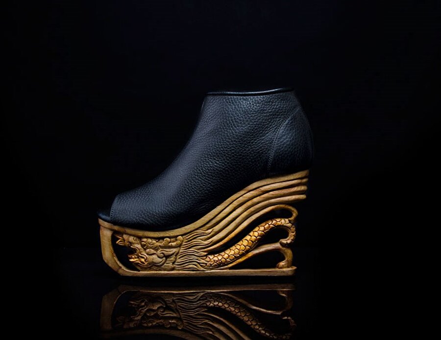 Üstü deri, tabanı ahşap olan “Saigon Socialite” adlı bu ayakkabılar Vietnam'da üretiliyor.

                                    
                                