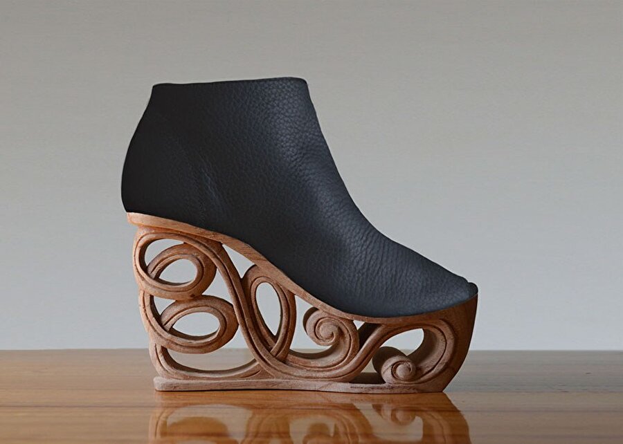 Geleneksel sanatın izlerini taşıyan ayakkabılar da modern zamanın izlerini de görmek mümkün oluyor.

                                    
                                