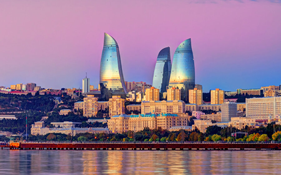 Azerbaycan

                                    
                                    
                                    
                                    
                                    
                                    Azerbaycan petrol ve gaz yatakları ile meşhurdur. Ülke arazisinin %70’i petrol ve gaz yataklarıyla kaplıdır.

  
Ülke arazisinde bulunen petrol rezervlerinden %70’den fazlası 3000 m’den fazla derinlikte olan katmanlardadır. Gaz rezervlerinin de %90’dan fazlası 3000 m’den fazla derinliklerde bulunmaktadır. Azerbaycan arazisinde petrol ve gazdan başka, Gobustan ve İsmailli bölgelerindeki yanıcı materyaller bulunmaktadır. 

  
Azerbaycan maden, yer altı kaynaklarından alunist, demir, kobalt, mis, polimetal maden yatakları açısından da zengindir. 

  
Ülke’de Demir, mangan, titan, kromit, Bakür, kobalt, polimetal, sürme, altın, gümüş, molibden v.s. yatakları mevcuttur. 
                                
                                
                                
                                
                                
                                