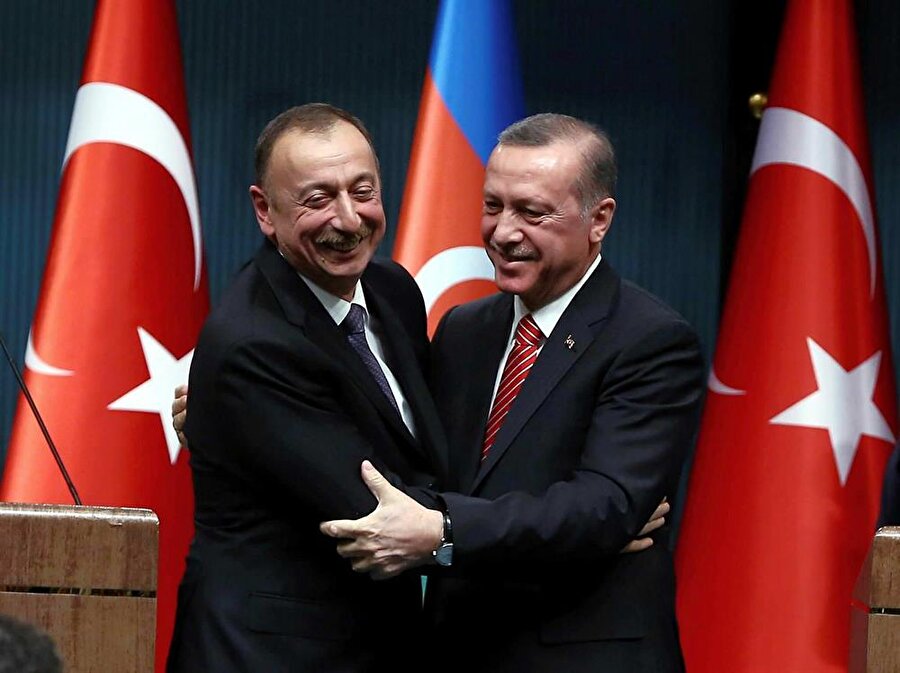 Cumhurbaşkanı Recep Tayyip Erdoğan, Azerbaycan'a gidecek
Cumhurbaşkanı Erdoğan, "Bakü-Tiflis-Kars Demiryolu" hattının açılışına katılarak ,Azerbaycan Cumhurbaşkanı İlham Aliyev ve açılışa katılan diğer liderlerle Alat İstasyonu’na kadar yolculuk yapacak.
