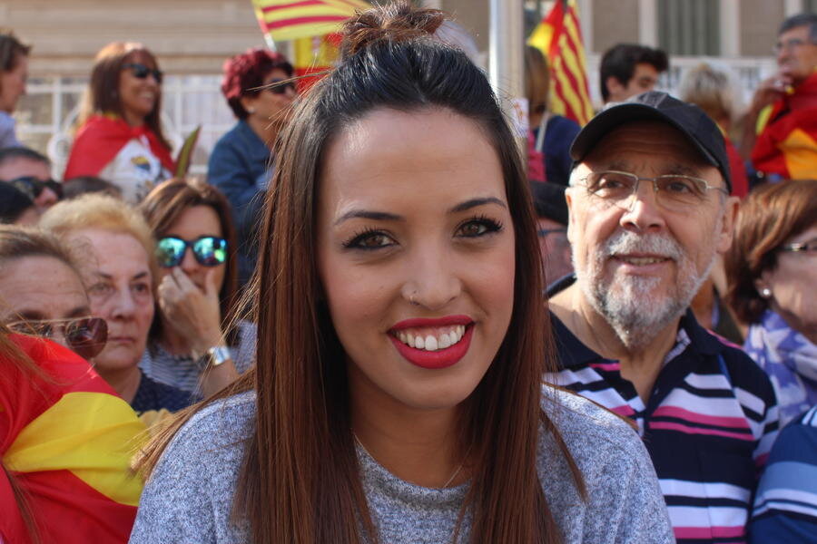 Rebecca, 26

                                    
                                    ‘Ben bugün kendimi Katalan olduğum kadar İspanyol gibi de hissettiğim için burdayım.Şunu da söylemeliyim ki bu benim hayatımda katıldığım ilk eylem.Cuma günü bağımsızlık ilan eden meclis tam anlamıyla bir rezalet ! Carles Puigdemont yaptıklarından pişmanlık duymalı.Bütün Katalan hükümeti adına konuşması anlamsız.Puigdemont bizi tamamiyle değil sadece kısmen temsil ediyor.Ben de bir Katalan olarak İspanya’nın bir parçası olmak istiyorum.Evde İspanyolca konuşup iş yerinde Katalanca konuşyoruz.Ama bu bizim artık gündelik hayatımız oldu ve değiştirilmesini istemiyorum.'
                                
                                