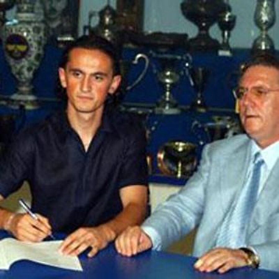 
                                    2002'de Tuncay Şanlı için rüyaların gerçek olacağı kapı aralandı. Genç futbolcu Fenerbahçe'ye imza attı. 
                                