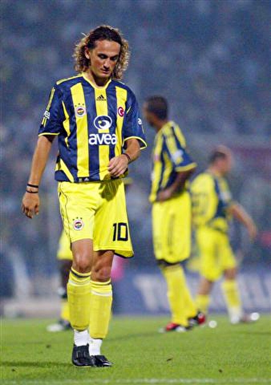 
                                    Belki de Rıdvan Dilmen'den sonra Fenerbahçe taraftarlarının yaşadığı en büyük üzüntüdür Tuncay Şanlı... Çünkü sarı-lacivertli taraftarlar yaşadığı sakatlıklardan dolayı Rıdvan Dilmen'i izlemeye doyamamıştır. Aynı şey aslında Türki futbolu için de geçerli... Kimseler 17 yaşında futbola başlayan 34'ünde emekli olan Tuncay Şanlı'nın futboluna doyamadı.
                                