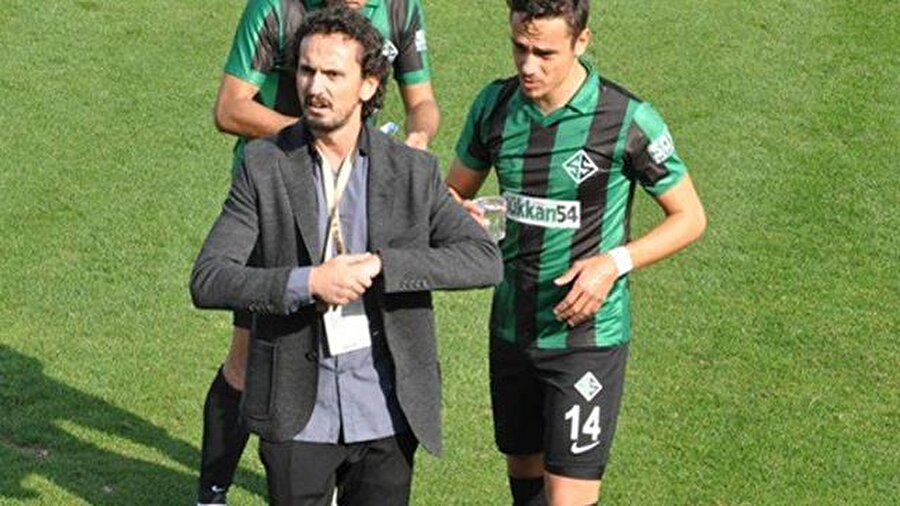 
                                    Tuncay Şanlı futbolu bıraktıktan sonra Sakaryaspor'un başına geçti. Ancak Şanlı'nın teknik adamlık kariyeri kısa sürdü.
                                