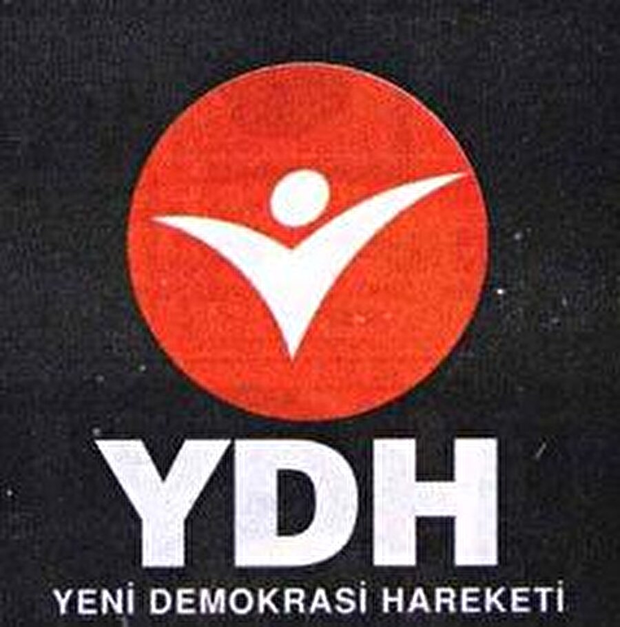 Yeni Demokrasi Hareketi (YDH)

                                    
                                    
                                    
                                    
                                    
                                    
                                    22 Aralık 1994'te işadamı Cem Boyner'in liderliğinde Asaf Savaş Akat, Cengiz Çandar, Can Paker, Etyen Mahçupyan, Kemal Anadol, Mehmet Altan, Kemal Derviş gibi sanayici, işadamı, yazar ve akademisyenin katılımıyla kuruldu.

  
Kurulduğundan itibaren manşetlerden inmeyen, YDH tek başına iktidar olmak istiyordu. Parti medyanın yoğun ilgisine rağmen katıldığı 1995 Genel Seçimleri'nde büyük bir hezimete uğradı. YDH aldığı 133,889 oyla, % 0.48'lik oy oranında kalarak büyük hayal kırıklığına uğradı. Bu başarısızlıktan sonra, Nisan 1996'da Genel başkan Cem Boyner, YDH'nin misyonunu tamamladığını düşündüğünü belirterek görevinden ve YDH’den istifa ettiğini açıkladı. Boyner'in istifasından sonra genel başkanlığa getirilen Hüseyin Ergün döneminde siyasi yaşamını daha fazla devam ettiremeyen YDH, Kasım 1997'de kendini fesh ederek, Barış Partisi'ne katıldı
                                
                                
                                
                                
                                
                                
                                
