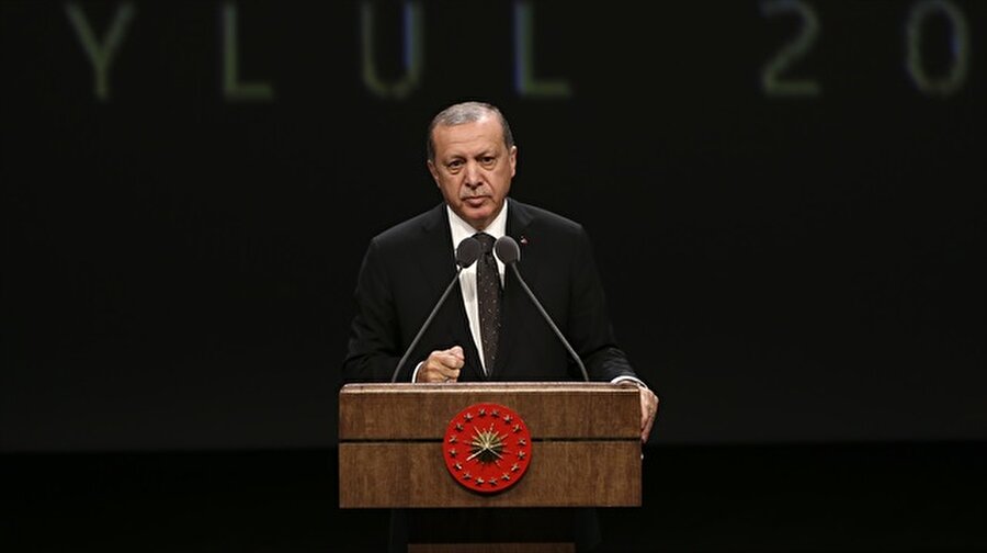 Cumhurbaşkanı Erdoğan'dan Tezcan'a suç duyurusu
Cumhurbaşkanı Recep Tayyip Erdoğan, avukatı Hüseyin Aydın aracılığıyla, CHP Genel Başkan Yardımcısı ve Sözcüsü Bülent Tezcan'ın ifadelerinden dolayı suç duyurusunda bulundu.
Avukat Aydın tarafından Twitter'dan paylaşılan suç duyurusunda Tezcan'ın Tekirdağ'daki bir konuşmasında Erdoğan için "faşist diktatör" ifadesini kullandığı belirtilerek, bu ifadelerin Erdoğan'a yönelik bir kampanyanın parçası olduğunu söyledi.