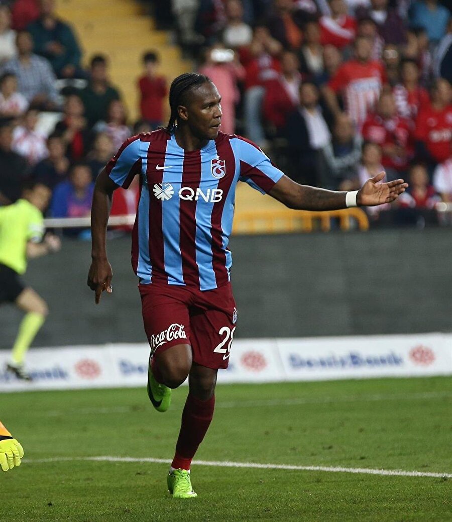 PFDK, Rodallega'ya ceza kesti
Türkiye Futbol Federasyonu (TFF) Profesyonel Futbol Disiplin Kurulu (PFDK), Trabzonsporlu futbolcu Hugo Rodallega'ya 3 maç ceza verdi.