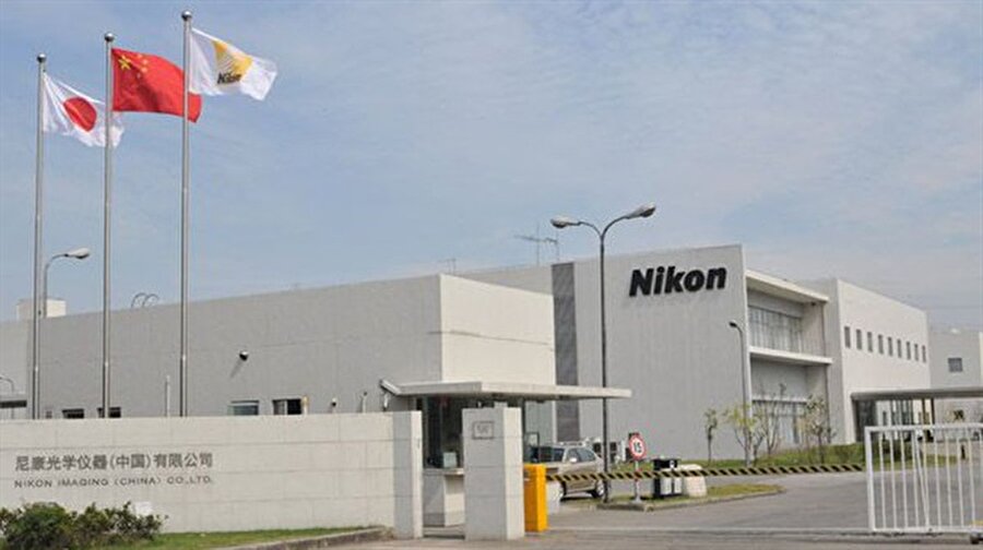 Akıllı telefon kameralarıyla yarışan Nikon, Çin’de fabrika kapattı
Bir taraftan kendi klasmanındaki markalarla diğer taraftan akıllı telefonların kameralarıyla büyük bir yarış halinde olan Nikon güç kaybetmeye devam ediyor. DSLR fotoğraf makinesi denince akla ilk gelen markalardan olan Nikon, yaptığı açıklamayla Çin’deki bir fabrikasını kapattığını duyurdu.