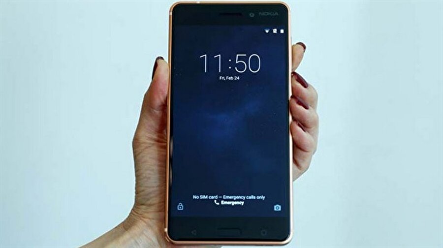 Nokia'dan 99 euro'ya akıllı telefon: Nokia 2!
Gayet sade ve düz bir tasarıma sahip olan akıllı telefonun ön kısmında kamera, ahize, sensörler ve Nokia logosu yer alıyor. Arkada ise tek kamera, flaş ve tek hoparlör bulunuyor. Gelecek ay ortasında birçok farklı ülkede satışa çıkacak olan telefon için belirlenen fiyat etiketi ise 99 euro.