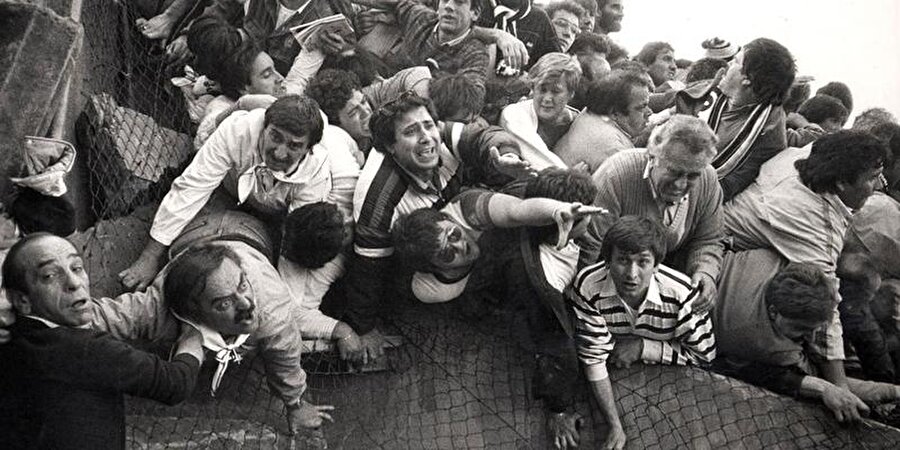 Heysel Faciası 
1985 yılında Juventus & Liverpool Avrupa kupası final maçında liverpoolluların italyanlara saldırması ile çıkan panikte, stadyum duvarı çökmüş. 39 kişi hayatını kaybetmiş ve 600 kişi yaralanmıştı. Bu olay sonrasında Premier lig’de, ayakta maç izleme düzeni yerine oturarak izleme düzenine geçiş yapıldı.