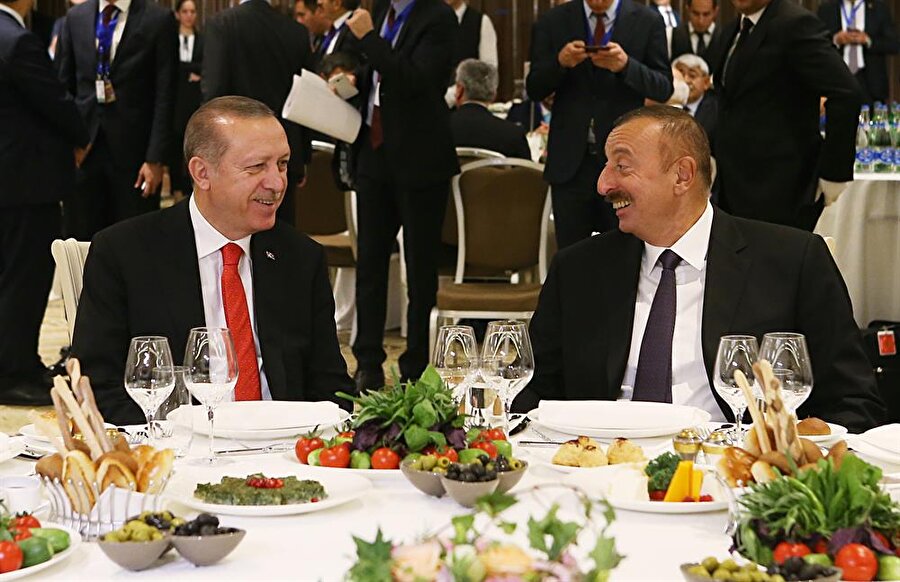  Cumhurbaşkanı Erdoğan, Azerbaycan'daki temasları sürüyor
Cumhurbaşkanı Recep Tayyip Erdoğan, Azerbaycan Cumhurbaşkanı İlham Aliyev tarafından Zagulba Sarayı'nda resmi törenle karşılanacak. Baş başa ve heyetler arası gerçekleştirilecek görüşmelerin ardından anlaşmaların imza törenine geçilecek, Erdoğan ve Aliyev ortak basın toplantısı düzenleyecek.

  


  
Erdoğan, Aliyev'in Zagulba Sarayı'nda düzenlediği aile yemeğine katılacak, ardından Bakü Haydar Aliyev Havalimanı'ndan Türkiye'ye hareket edecek.