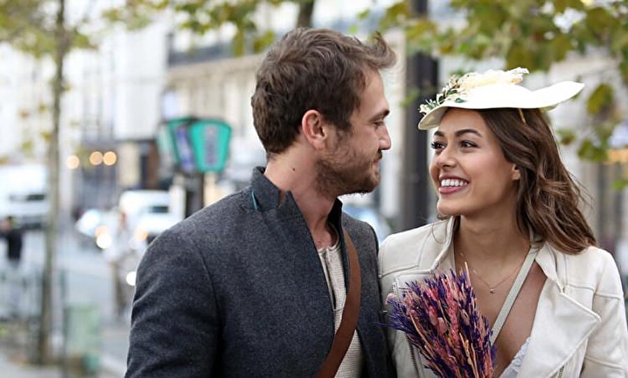 Aras da seyredemedi!
Çukur dizisinin işkence sahnesini gören izleyici, ekrana bakmakta zorlandı. Yamaç karakterine hayat veren Aras Bulut İynemli de o anları seyrederken yüzünü kapattı.