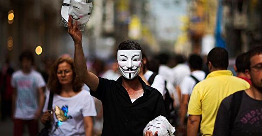 Günümüzde hükümet ve sistem karşıtı protestolarda Guy Fawkes maskesi sıkça kullanılıyor

                                    
                                    
                                    
                                    Guy Fawkes ve 5 Kasım, Alan Moore’un kültleşen çizgi romanı ve James McTeigue’nin aynı adla sinemaya uyarladığı ‘V for Vendetta’ ile adeta bütünleşti.Günümüzde popüler kültürün önemli bir öğesi haline gelen Guy Fawkes, özellikle V for Vendetta filminin kitleleri etkilemesiyle bambaşka bir anlam kazandı.Öyle ki dünyadaki bütün hükümet ve sistem karşıtı protestolarda Guy Fawkes maskesi sıkça kullanılmaya başlandı. 
                                
                                
                                
                                