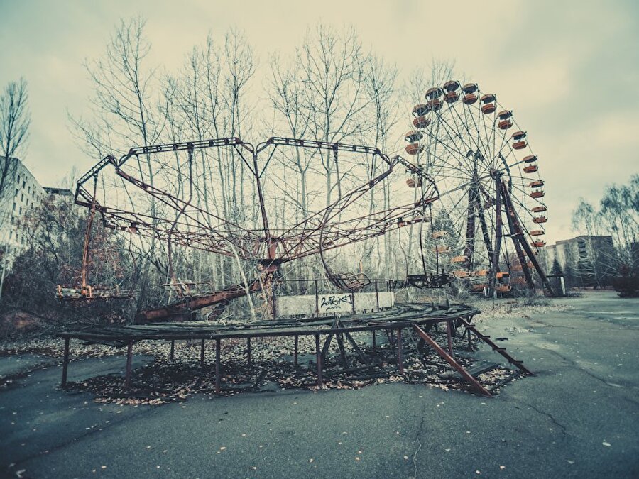 Pripyat, Ukrayna

                                    
                                    
                                    
                                    
                                    26 Nisan 1986'da, Çernobil Nükleer Santrali'nde yapılan deney sırasında meydana gelen kaza, Hiroşima'daki nükleer bombadan 10 kat daha büyük radyoaktif etki meydana geldi. Yaklaşık 350.000 kişi evlerini tahliye etmek zorunda kaldı. Şehrin radyasyon seviyesi çok yüksek olduğu için, şehir terk edilmiş bir durumdadır. 
                                
                                
                                
                                
                                