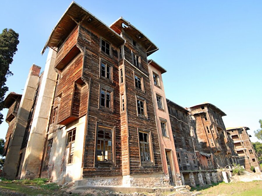 Rum Yetimhanesi, Büyükada, İstanbul, Türkiye

                                    
                                    
                                    
                                    
                                    Büyükada'da bulunan bu büyük ahşap bina, başlangıçta lüks otel ve kumarhane olarak tasarlandı. Bununla birlikte, izinlerle ilgili sorunlardan dolayı, 20. yüzyılın başlarında bir yetimhaneye dönüştürüldü.
Dünya Anıtlar Fonu'na göre, yaklaşık 215.000 metrekarelik bina, Avrupa'nın en büyük tarihi ahşap binasıdır. Bu bina, 1964'ten bu yana kaderine terk edilmiş bir şekilde boş bırakıldı.
                                
                                
                                
                                
                                