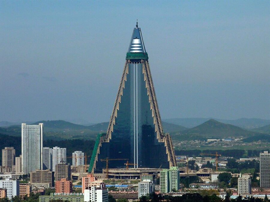 Ryugyong Hotel, Pyongyang, Kuzey Kore

                                    
                                    
                                    
                                    
                                    Pyongyang'daki Ryugyong Hotel, 105 katlı çarpıcı üçgen şeklinde şehrin merkezinde bulunuyor. Binanın inşaat, 1989'da kumarhaneler ve gece kulüpleri içeren planlarla başladı. Ryugyong Hotel'i yıllardır bitirilemedi.
                                
                                
                                
                                
                                
