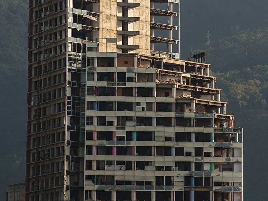 Centro Financiero Confinanzas, Karakas, Venezuela

                                    
                                    
                                    
                                    
                                    Caracas'daki bu bitmemiş gökdelen daha çok "David Kulesi" olarak bilinir. Bir finansal merkez olduğu düşünülen bina inşaatı 1990 yılında başladı. Ancak, projenin ana yatırımcılarından birinin ölümünden ve Venezuela'daki ekonomik krizden sonra 1994 yılında inşaat ertelendi.
                                
                                
                                
                                
                                