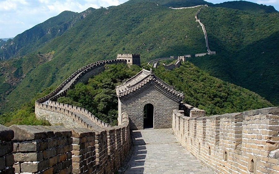 Çin Seddi - Çin

                                    
                                    
                                    Aşırı tarım nedeniyle erozyon, duvarın büyük bölümünün hasar görmesine neden olmuştur.
                                
                                
                                