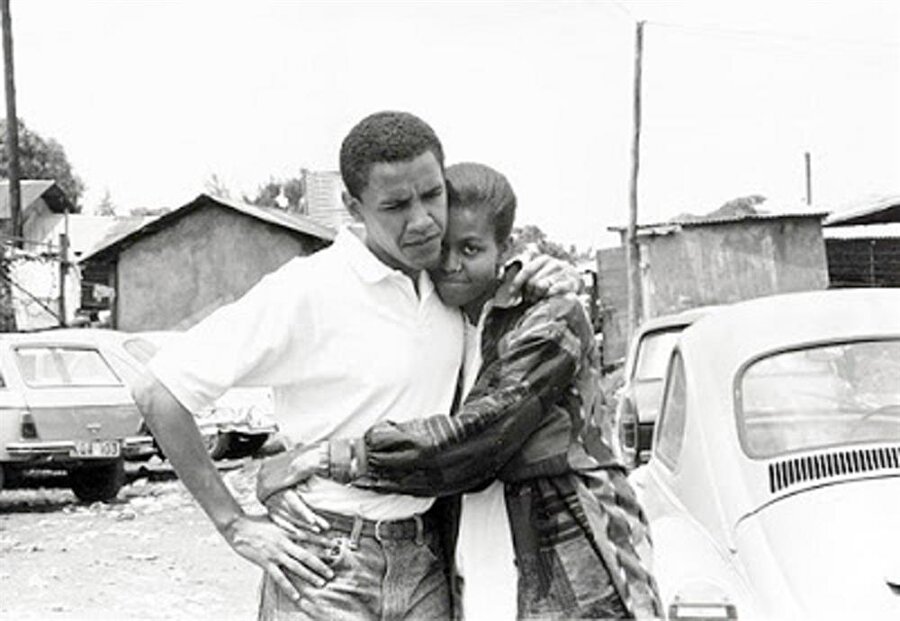 Michelle Obama ile evliliği
Kendisi gibi Harvard mezunu olan avukat eşi Michelle
Obama ile de burada tanıştı. 1992 yılında evlenen çiftin Malia ve Saşa adlı iki
kızları var.