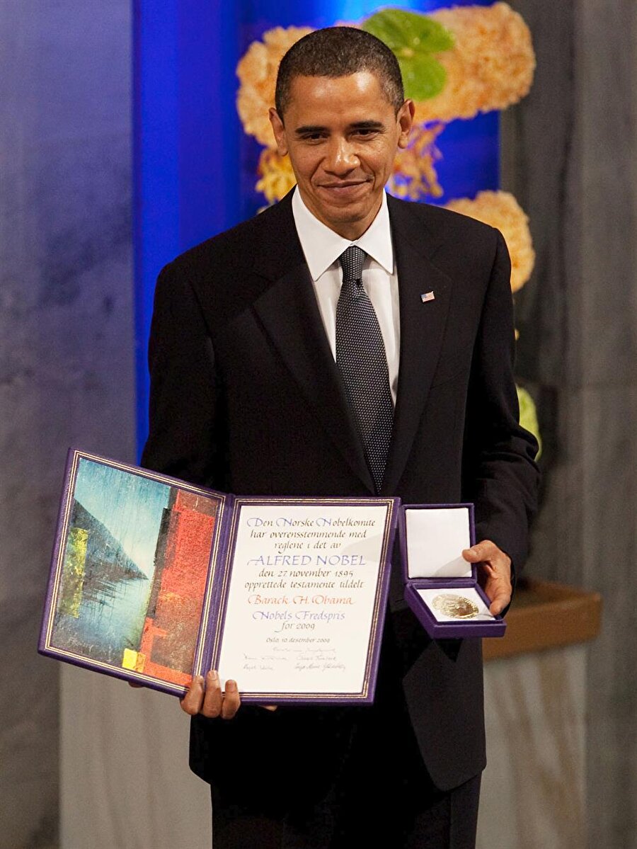 Nobel Ödülü
2009'da, başkanlık koltuğundaki ilk yılında Nobel Barış Ödülü'nü kazanan Obama'nın, George W. Bush'un felaket başkanlık döneminin ardından, Amerika'nın dünyadaki rolünü iyi yönde değiştirerek, diplomasiye vurgu yapacağı ve askeri çözümlerden mümkün mertebe kaçınacağı yönündeki uluslararası umutlar yeşermişti.