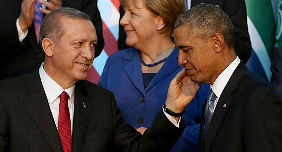 Obama ve Türkiye
Obama, başkanlık koltuğuna oturduktan kısa bir
süre sonra Türkiye ziyareti gerçekleştirerek, Türkiye ile pozitif bir ilişki
sinyalleri verdi. 2010 yılında Türkiye'nin, İran nükleer programı ile ilgili
attığı adımlar ciddi bir gerilim yaşanmasına sebep oldu. Mavi Marmara olayının
Türkiye-İsrail ilişkilerinde sert bir bozulma yaratmasının ardından gerilim üst
seviyeye çıktı. 15 Temmuz hain darbe girişiminin başarısızlıkla sonuçlanmasından
sonra, Obama'nın Türkiye'nin seçilmiş hükümetine desteğini sunma konusunda açık
bir biçimde tereddüt göstermesi, ilişkilerde yeniden ve devamlı bir çıkmaza
girilmesine sebep oldu. Şu anda iki ülke arasındaki gerilimin artmasının bir
diğer sebebi olarak, ABD'den iadesi istenen FETÖ elebaşı Fethullah Gülen'i iade
konusunda hala olumlu bir adım atmamasıdır. 