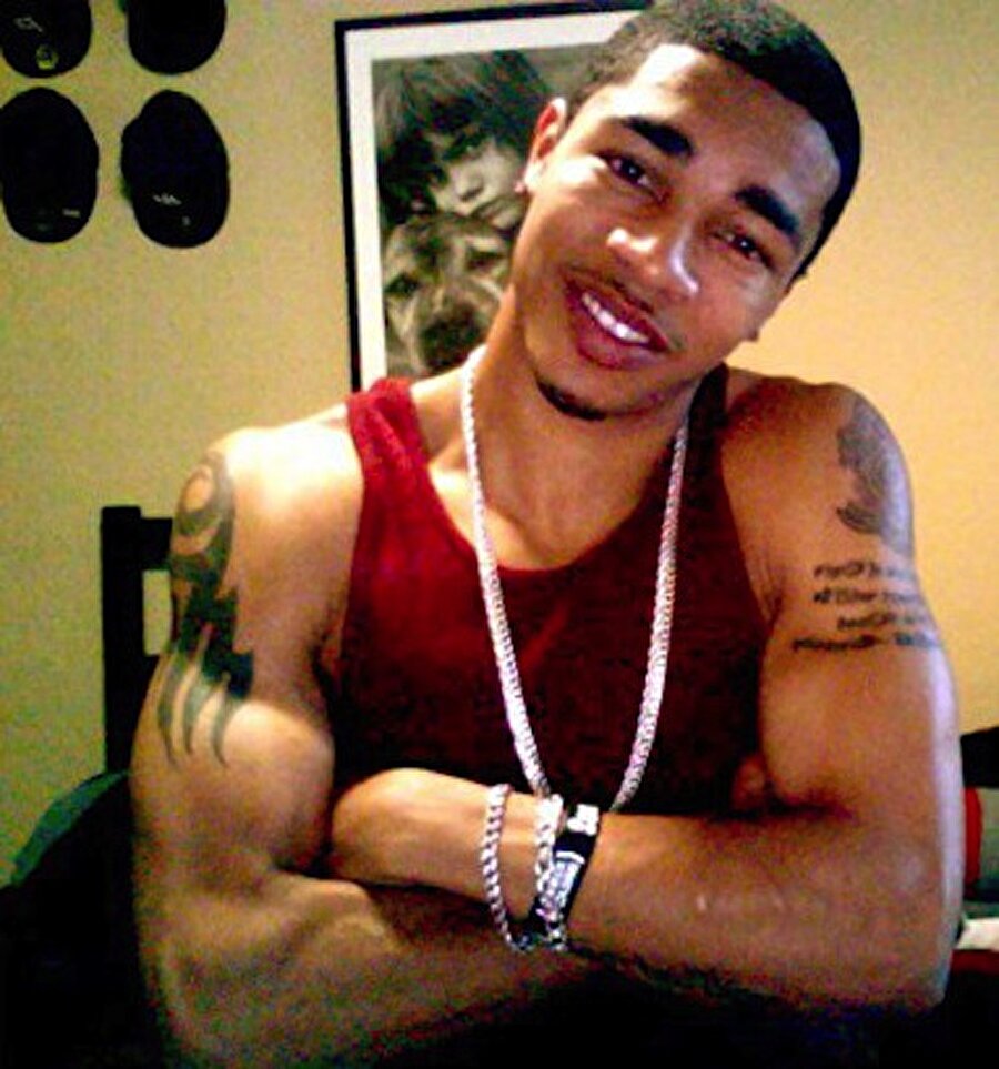 Freddy E.

                                    YouTube'da Jerk TV kanalının sahibi Freddy E, 2013 yılında intihar etti. Öldüğünde 22 yaşında olan hip-hop şarkıcısının intiharı, hayranlarını fazlasıyla üzmüştü. 
                                