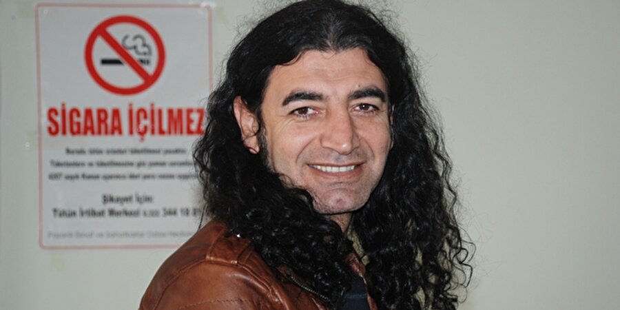 Murat Kekilli 

                                    Değişik sözleriyle ünlü şarkılarıyla tanınan şarkıcı Murat Kekilli, müzisyen olmadan önce hamallık yapıyordu.
                                