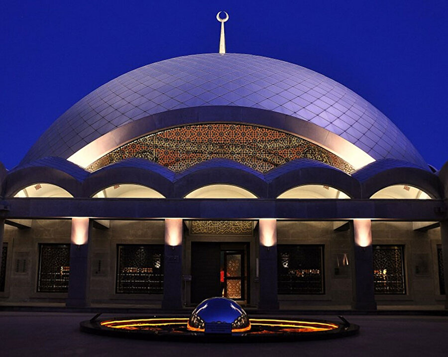 Şakirin Camii - İstanbul

                                    
                                    
                                    Üsküdar'da Karacaahmet Mezarlığı'nın girişinde yer alan cami, 2009'da hizmete açıldı. Şakirin Cami, Türkiye'nin en modern camilerinden biri olarak tanımlanıyor. Mimari proje ve iç mimarisinde de ilk kez bir kadın mimar yani Zeynep Fadıllıoğlu görev aldı. Caminin ismi hayırsever bir iş kadını olan Semiha Şakirin'den geliyor.
                                
                                
                                