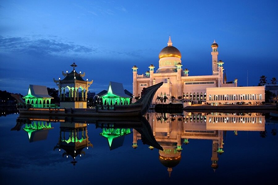 Sultan Ömer Ali Seyfeddin Camii

                                    
                                    
                                    Brunei Sultanlığı'nın başkenti Bandar Seri Begawan'da inşa edilen cami, 1958'de tamamlanmış. 28. Brunei Sultanı tarafından yaptırılmış ve Brunei'deki İslam inancının sembollerinden biri haline gelmiş. Ayrıca turistleri çeken en önemli tarihi yapı konumunda. Her ne kadar bir cami olsa da yapımında İtalyan mimarisinden birçok dokunuş bulunuyor.
                                
                                
                                