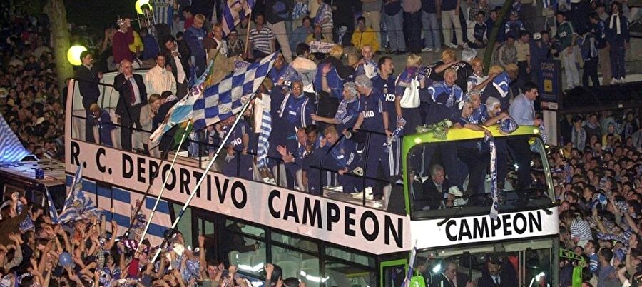 Deportivo La Coruna, 2000 İspanya Şampiyonu
Deportivo La Coruna 17 yıl önce Barcelona ve Real Madrid’in şampiyonluk aboneliklerini bozarak sezonu ilk sırada tamamladı. Önceki sezonun şampiyonu Barcelona’ya beş puan fark atan Galiçya ekibi ilk ve şimdiye kadar son kez İspanya şampiyonu oldu.