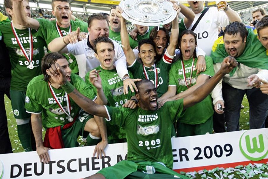 VfL Wolfsburg, 2009 Almanya Şampiyonu
Felix Magath’ın çalıştırdığı VfL Wolfsburg’un 2009 yılında kazandığı şampiyonluk lig tarihinin sansasyonları arasına girdi. Magath’ın takımı ve kulübü tek başına yönettiği Wolfsburg’un forvet ikilisi Grafite ve Edin Dzeko birlikte 54 gol atarak lig rekoru kırdılar. Takımın, Klinsmann’ın çalıştırdığı Bayern Münih karşısında aldığı 5-1’lik galibiyet Alman futbolunun unutulmaz zaferleri arasına girdi.