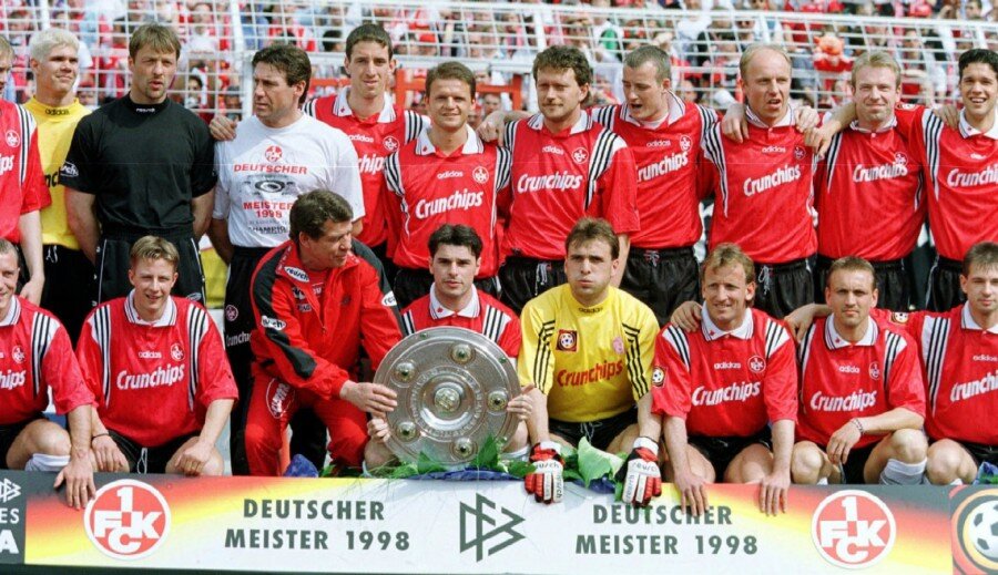 FC Kaiserslautern, 1998 Almanya Şampiyonu
Alman futbol tarihinin en büyük dönüşü ve sansasyonu Kaiserslautern’e nasip oldu.1996’de ikinci lige düşen Kaiserslautern 1997’de yeniden birinci lige çıktı ve 1998 yazında şampiyonluk kupasını teknik direktörü Otto Rehagel kaldırdı. Kaiserslautern Almanya’nın birinci lige yükseldiği sezonda şampiyon olan tek takımıdır.