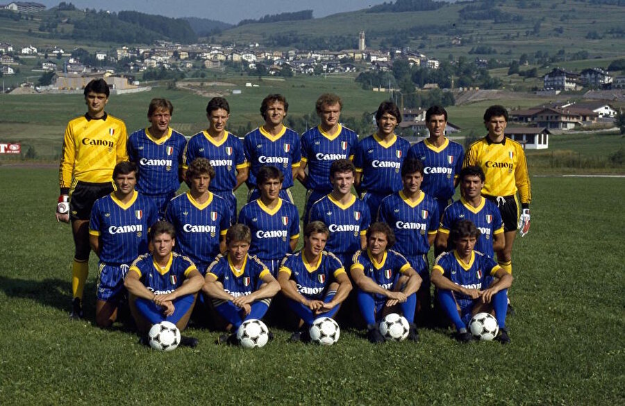 Hellas Verona, 1985 İtalya Şampiyonu
Hellas Verona birinci lige yükseldikten üç yıl sonra şampiyonluk koltuğuna oturdu. Hellas’ın başarısında milli Alman futbolcusu Han-Peter-Briegel’in önemli payı vardı. Takımına dokuz gol kazandıran savunma oyuncusu Briegel Almanya’da yılın futbolcusu seçilen ilk ‘lejyoner’ oldu.