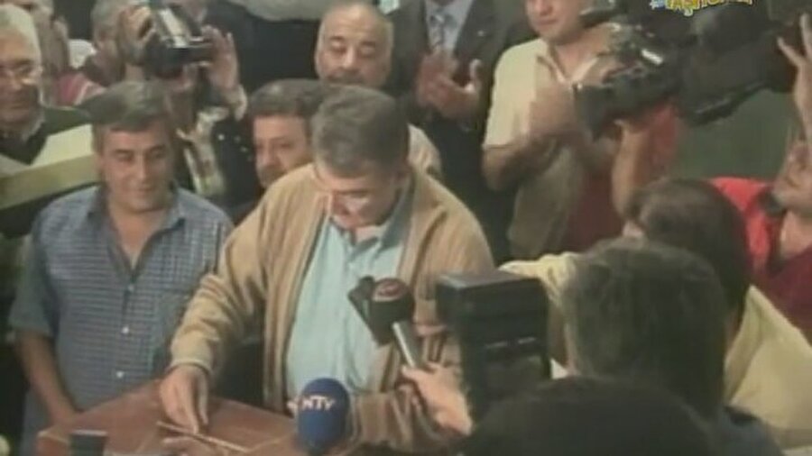 Bir önceki seçimlerde baraja takılan Deniz Baykal liderliğindeki CHP ise, kendisini iktidara hazırlamışken 3 Kasım 2002 seçimlerinde aldığı yüzde 19’luk oy oranı ve 178 kişilik meclis grubuyla ülkenin yeni ana muhalefet partisi görevini üstlendi.