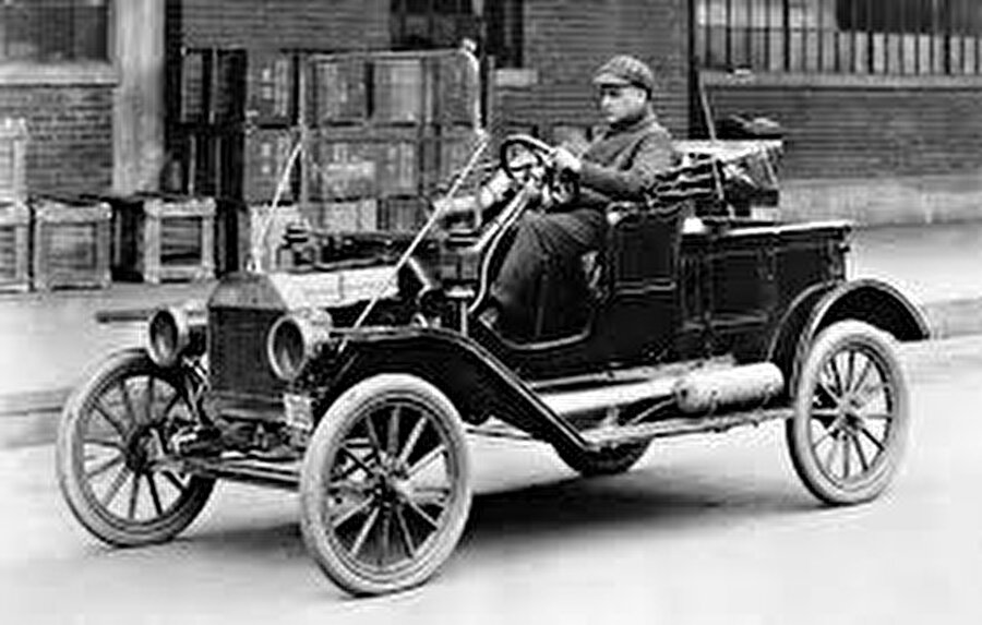 Seri üretime giren ilk otomobil; 1908 yılında üretimi tamamlanan Ford Model T’dir. İlk satış fiyatı 825$ olan araç son olarak 1927 yılında üretilmiştir. 

                                    
                                    
                                
                                